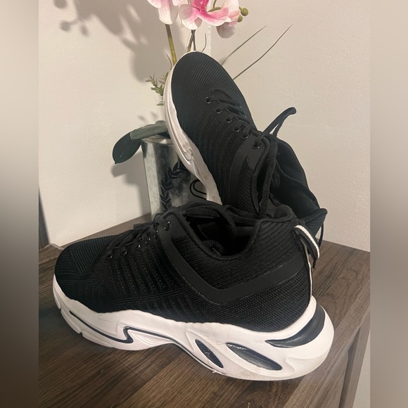 Men black sneakers /size 9 - Picture 2 of 10